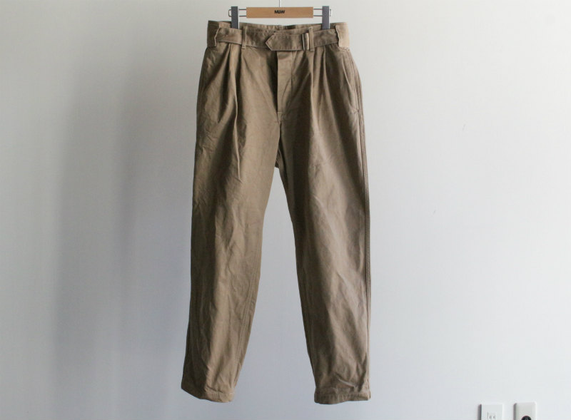 COMOLI / BELTED CHINO – MaW SAPPORO