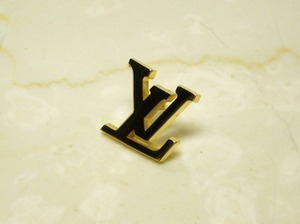 基】：Louis Vuitton ロゴ ピンバッジ: 男のヴィトン 男の持ちモノ