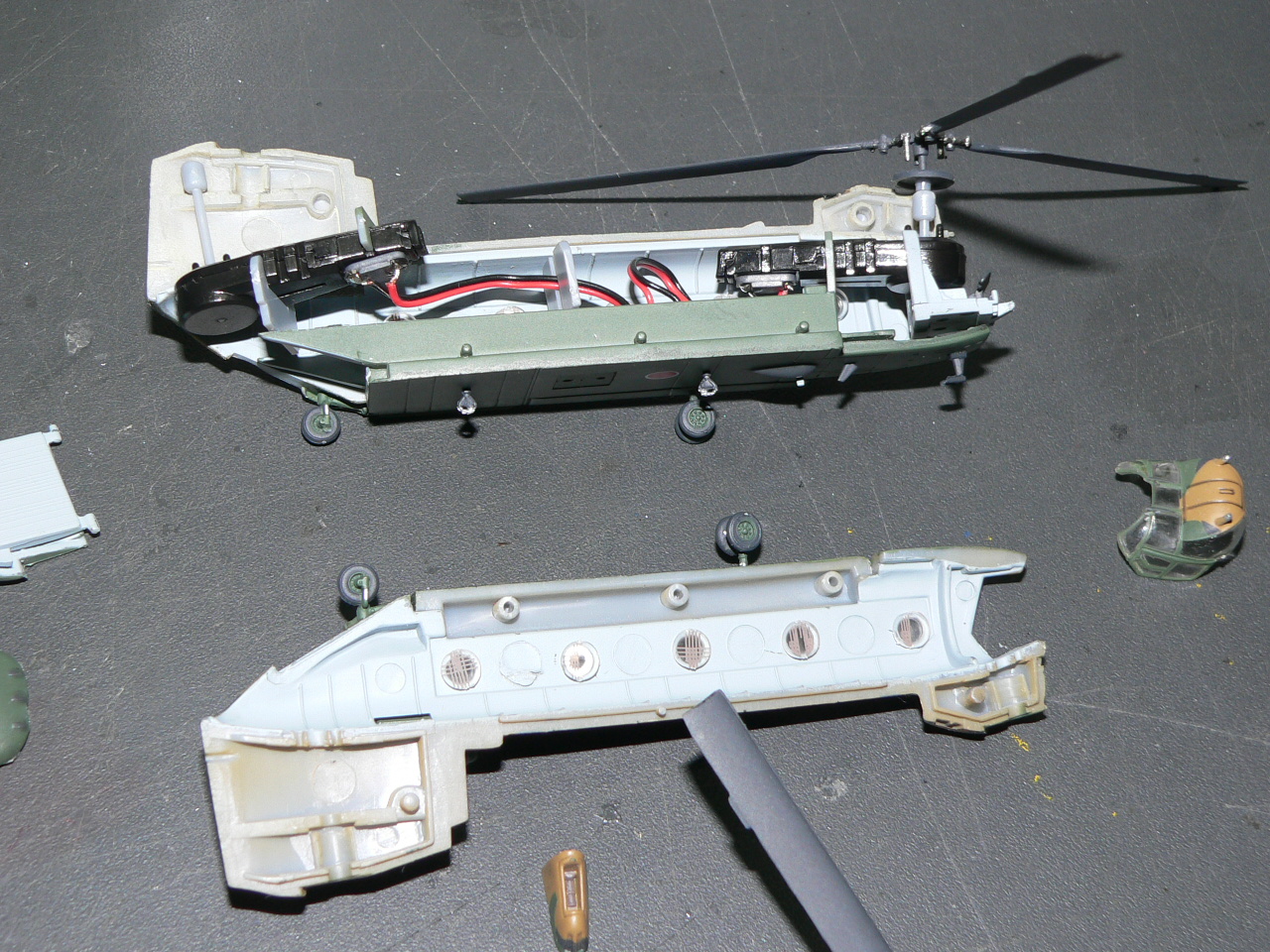 トミーテックの技MIXシリーズ、UH－1ヘリにローター回転ユニット