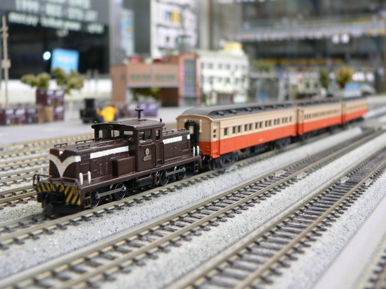 ワールド工芸の津軽鉄道DD35－1と、カトーのオハ31を塗り替えた