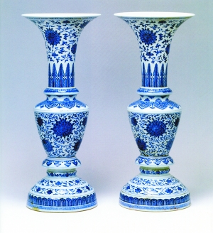 背后深藏神秘故事：青花缠枝莲纹花觚_瓷器陶艺_新浪收藏_新浪网