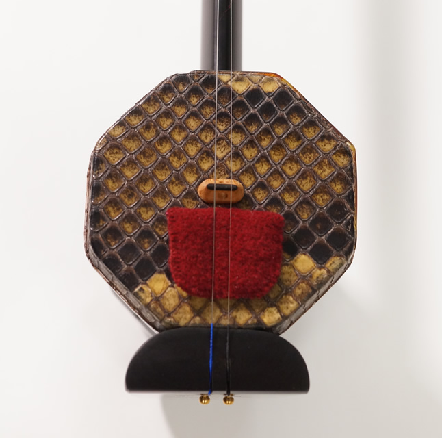 二胡. 敦煌牌. 蛇皮 上海民族楽器 弓 楽器 タグ付 本皮 ケース付 名門