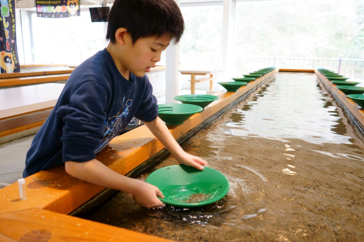 金山より先に金が出た！佐渡西三川ゴールドパークで砂金採り体験