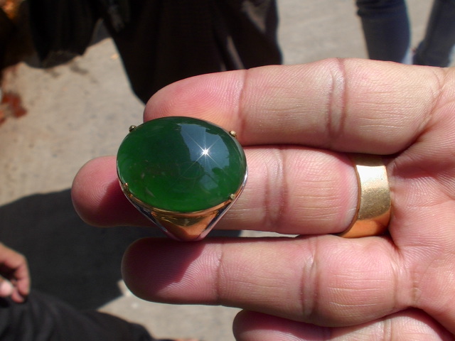 渋すぎる。 特大モスグリーン翡翠ルース 極上 – 翡翠市場からの便り