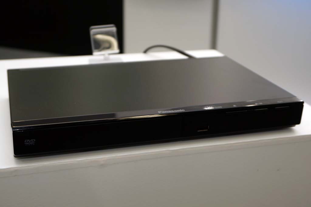 パナソニック、11年ぶりのDVDプレーヤー「DVD-S500」。実売5,000円