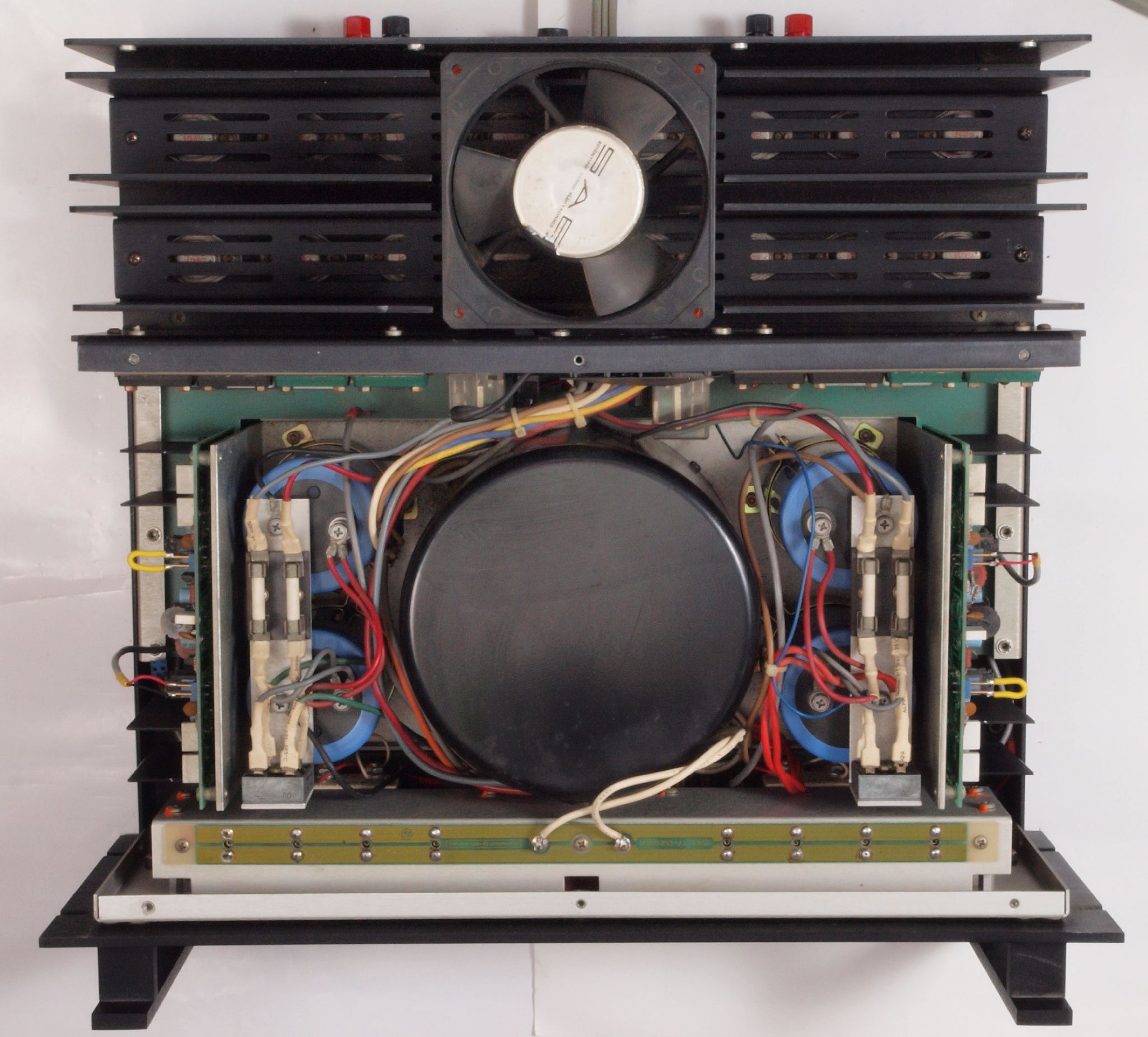 sae 2400L パワーアンプ 通電確認のみジャンク sae 2400L パワーアンプ