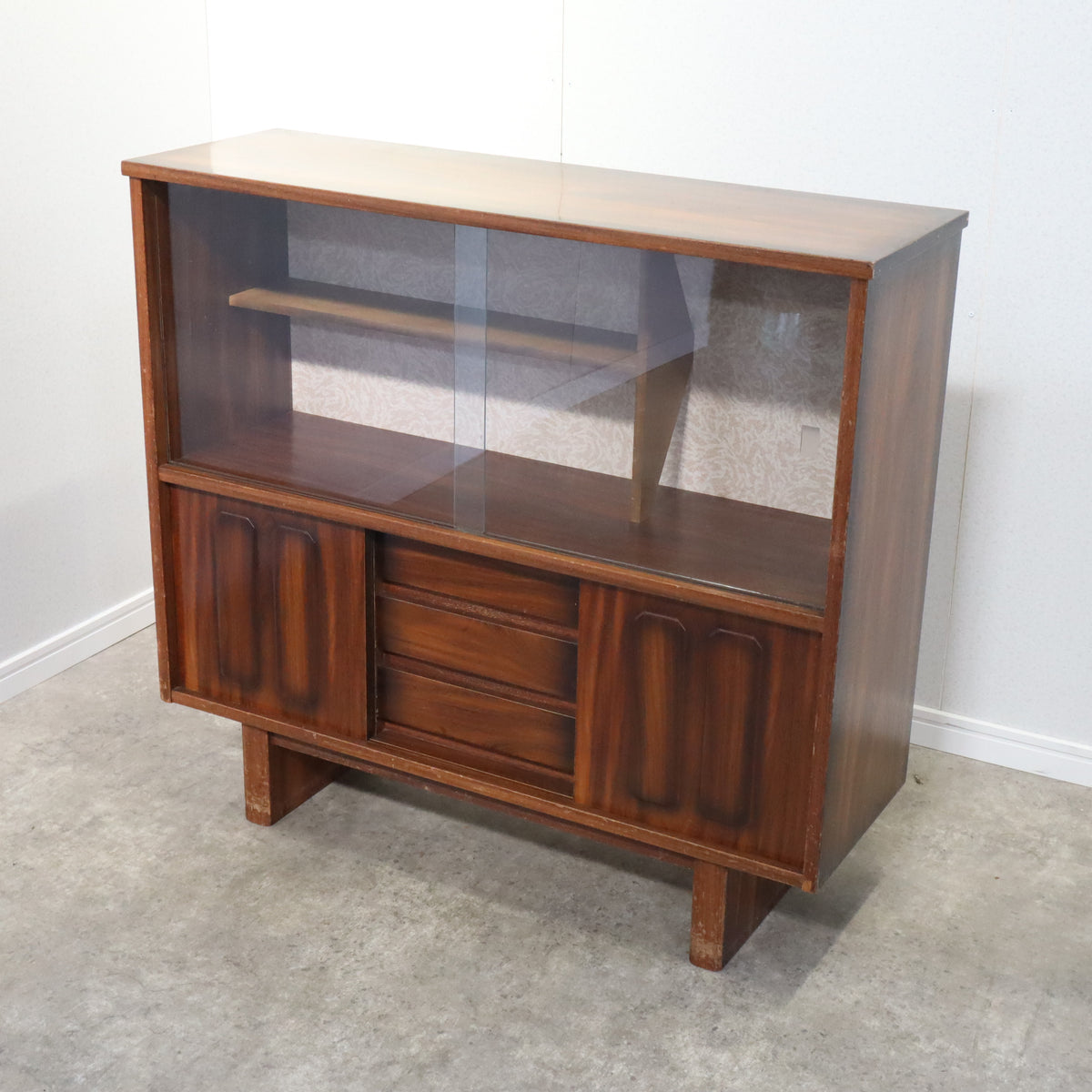 昭和レトロ 落ち着いた木味のキャビネット ダイヤガラス ZR24225 昭和