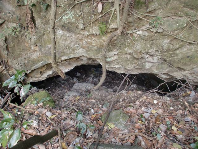 比与字地下壕南側残留物、零式雷撃照準機三型計算板他 | とある戦跡と