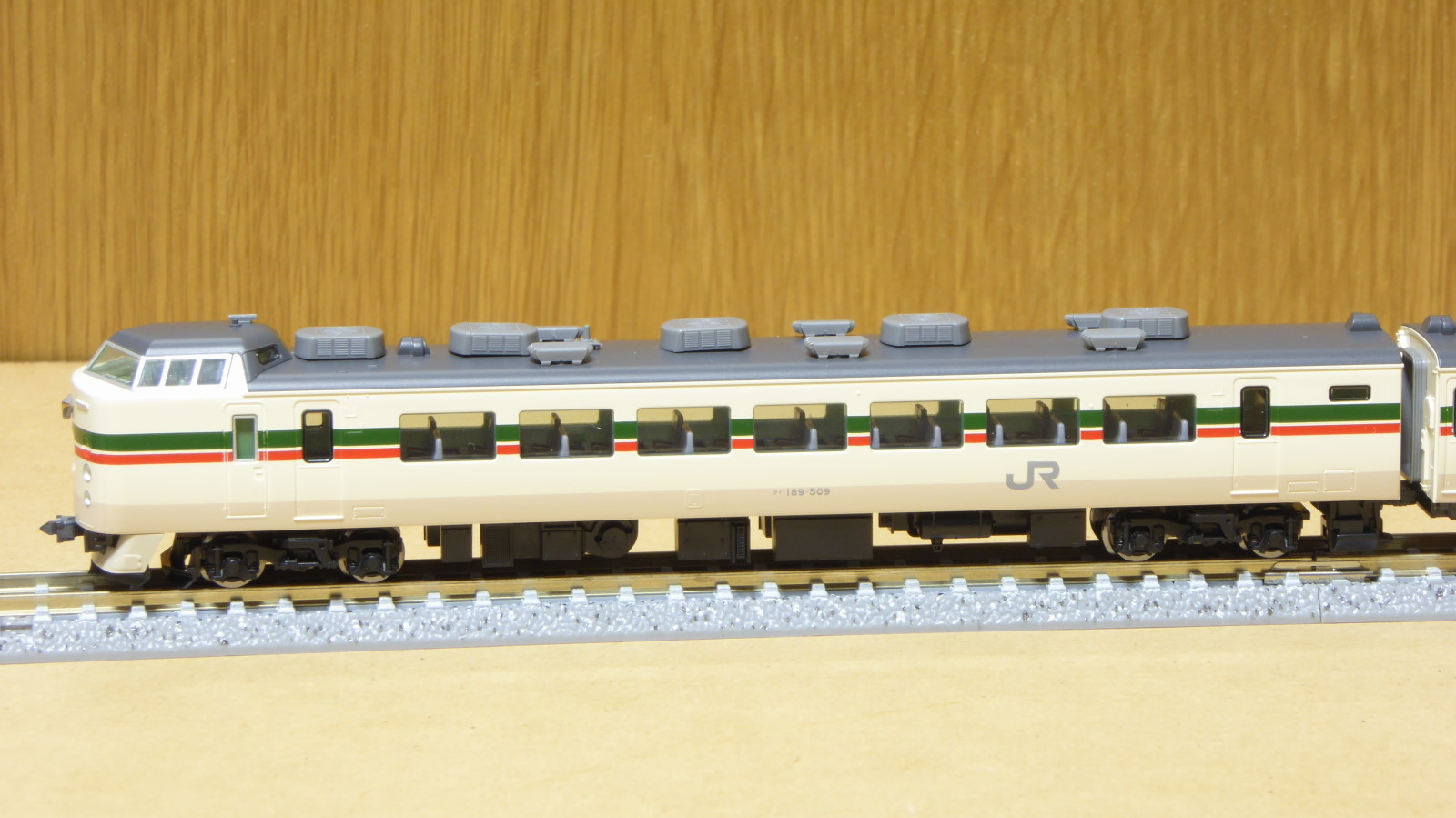 TOMIX 189系（グレードアップあずさ復活色・M52編成） 入線 | 気軽にN