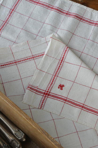 アンティークフランス購入 北欧ハーダンガー赤紅糸刺繍 ライム格子織