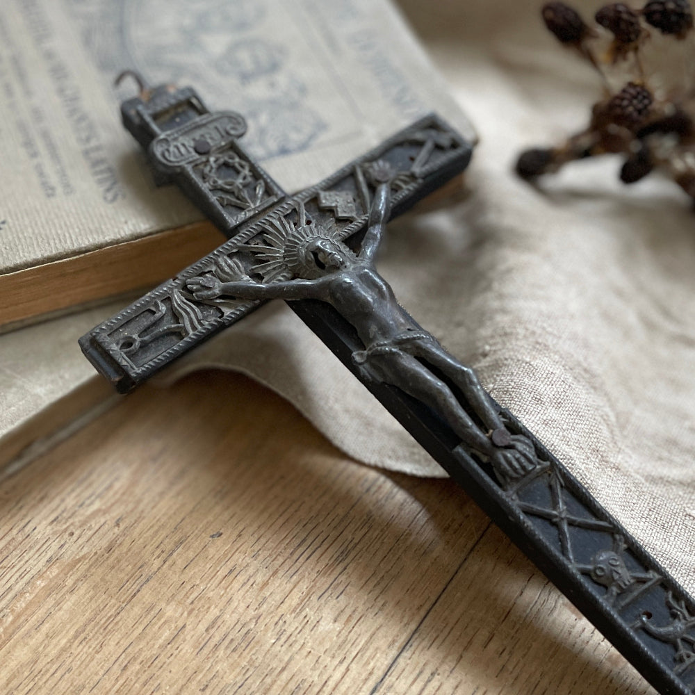 ブラックペイントのキリスト像十字架（22x9.5cm） フランス