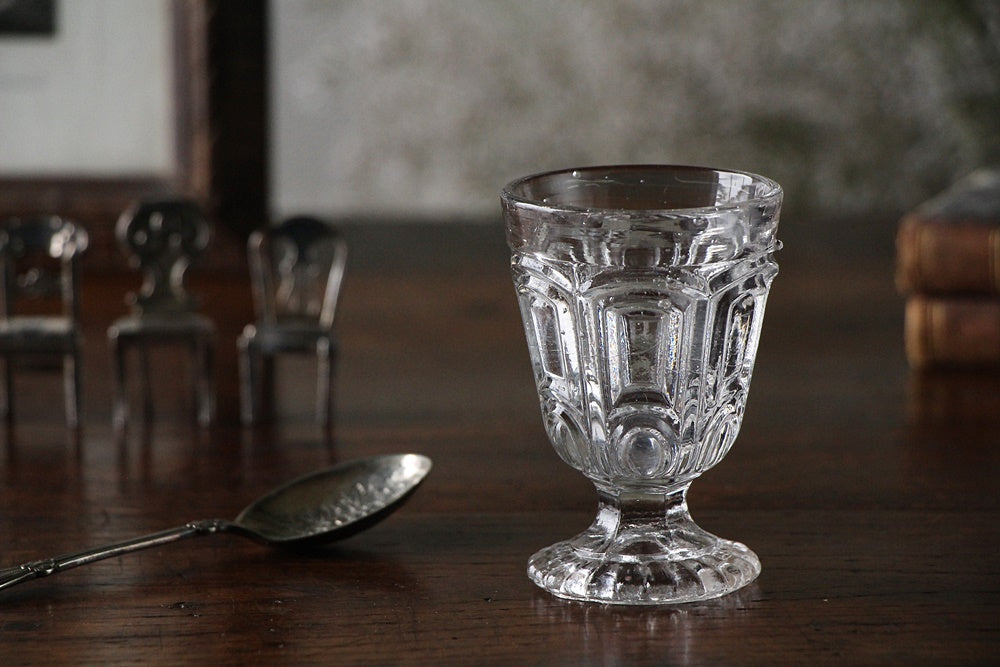 ゆらゆらしたアンティークガラスのゴブレット（高さ9cm） フランス