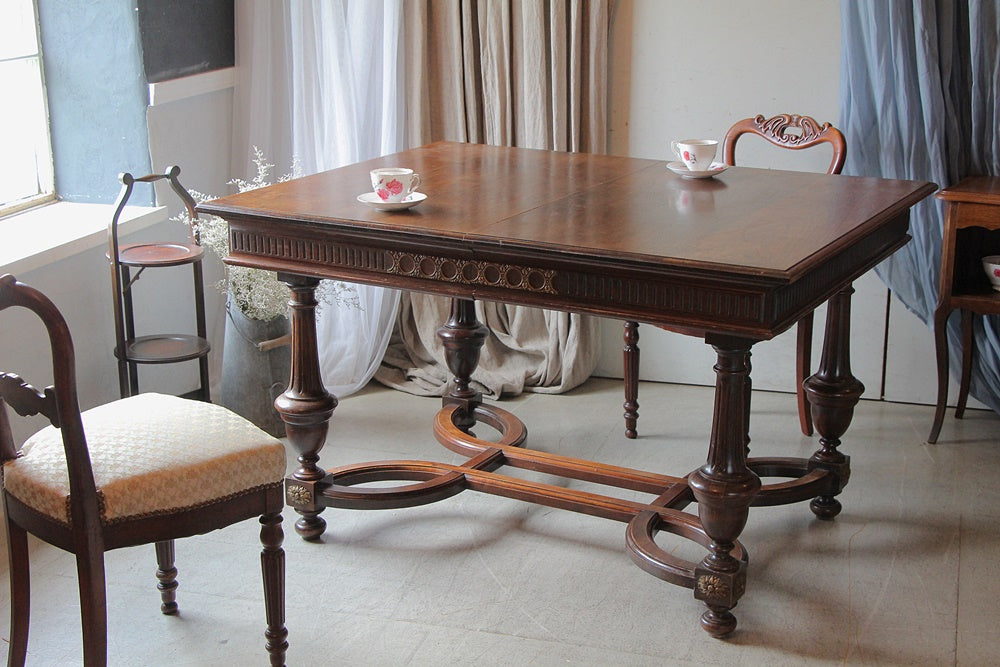 1930年代ウォールナット材ダイニングテーブル（129.5x99.5cm) フランス