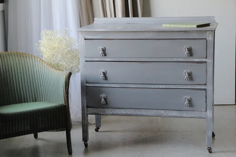 ブルーグレーペイントが素敵な1930年代チェスト（横幅87.5cm