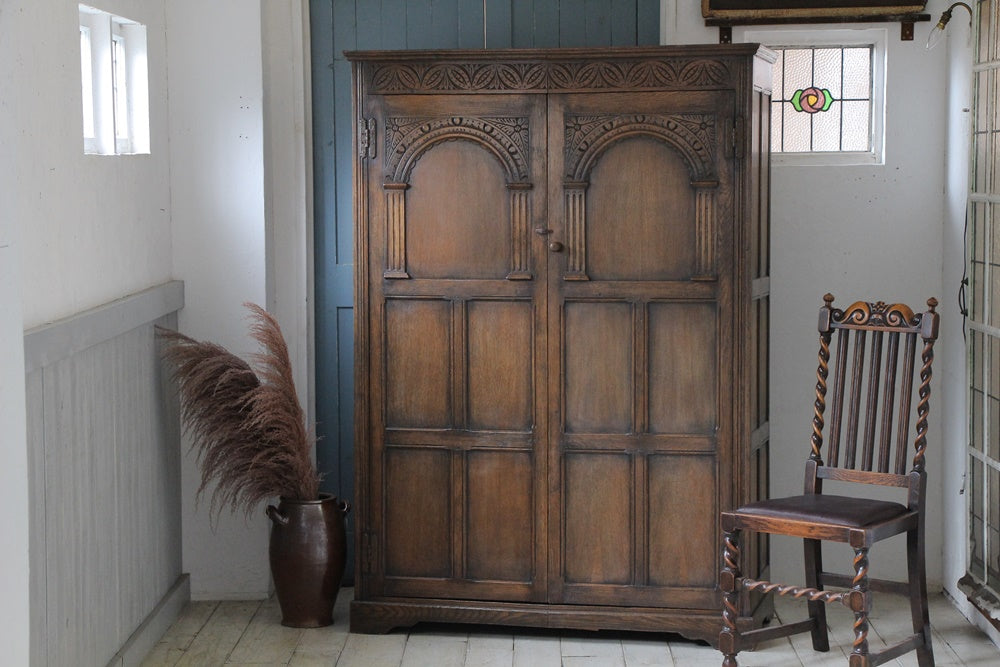 収納力たっぷりな1930年代オーク材ワードローブ イギリスアンティーク