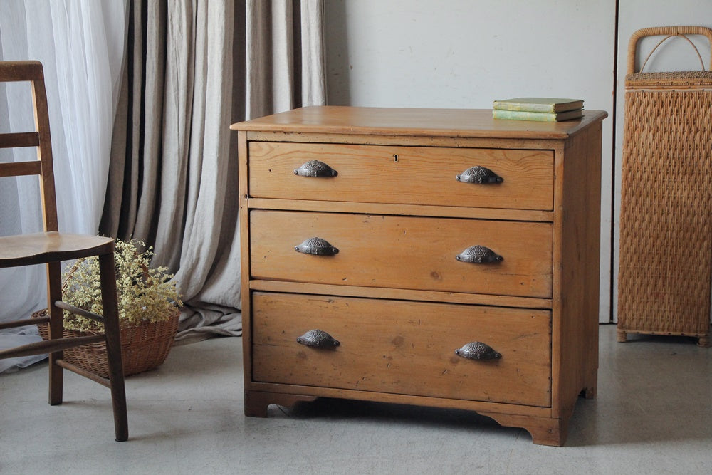 1860年代飴色の木肌のオールドパインチェスト（横幅78.5cm） イギリス