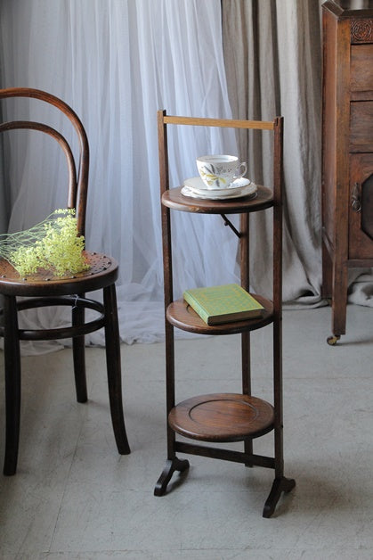 アフタヌーンティーには欠かせない木製ケーキスタンド イギリス