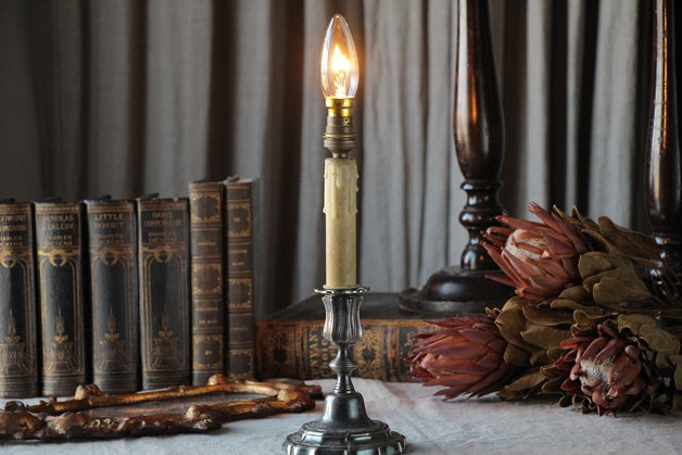 エレガントな美しさが魅力のキャンドル型スタンドライト フランス