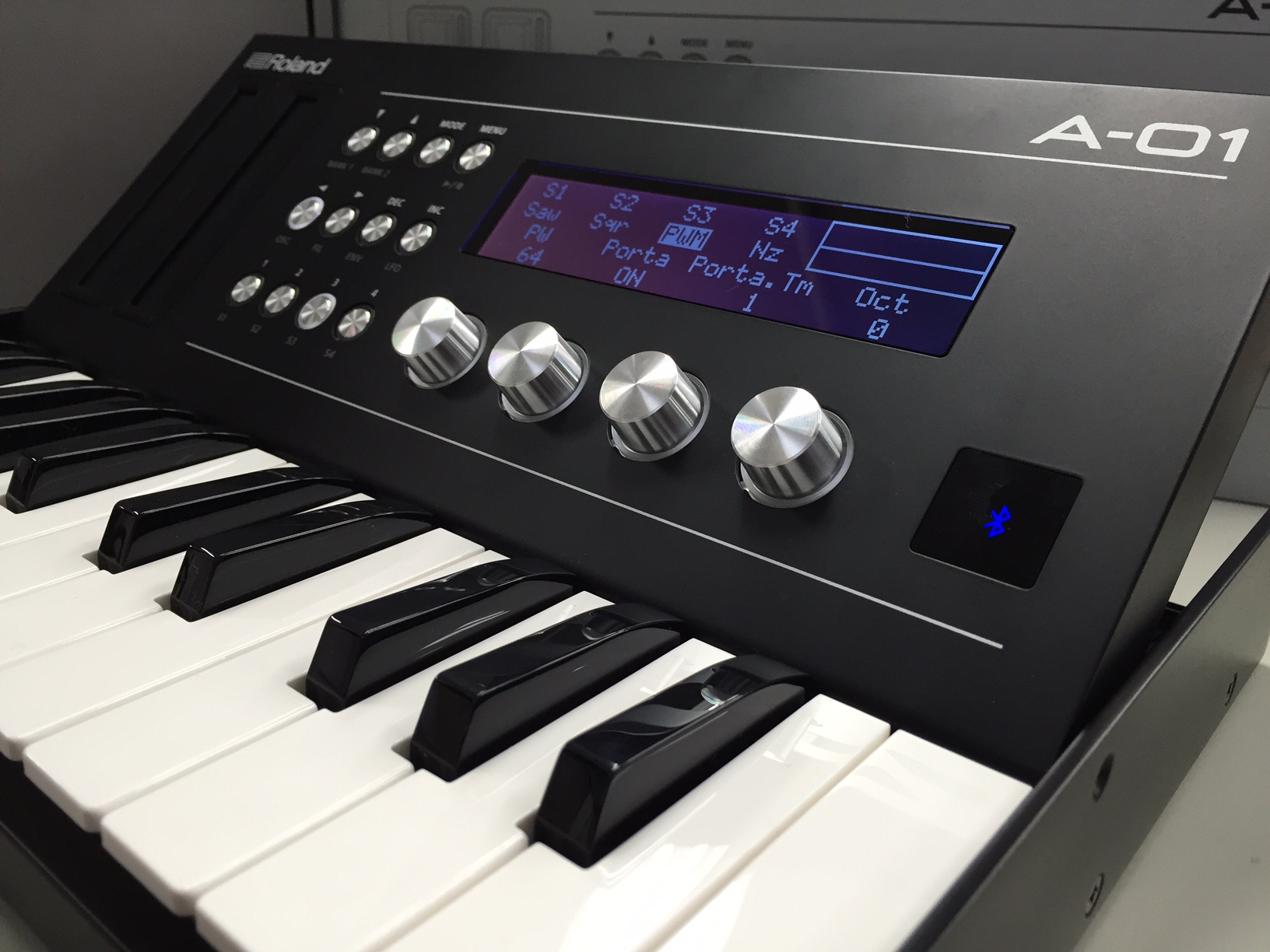 MIDI、USB、CV / GATE など様々な接続を実現する コンパクト設計の