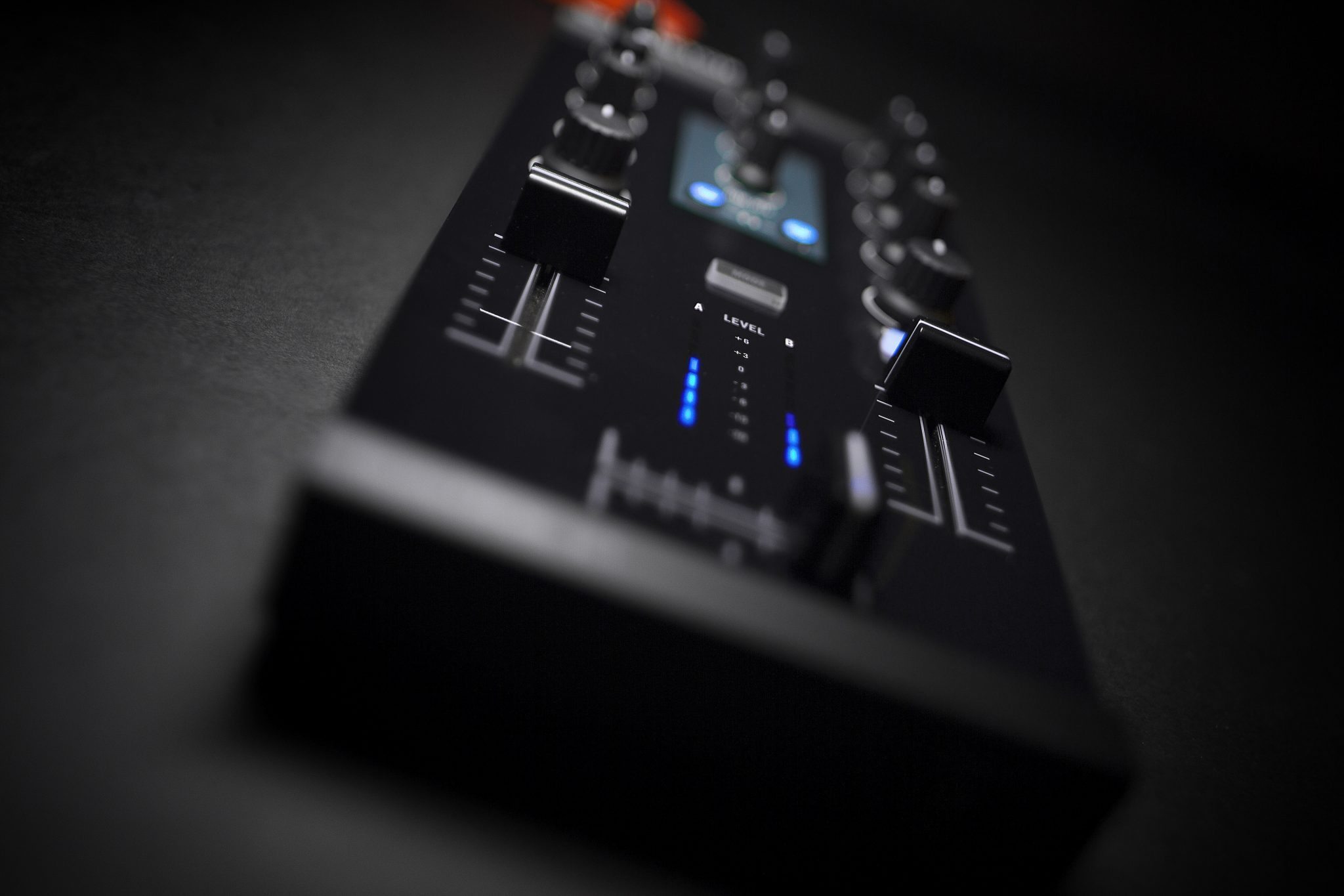 REVIEW: Traktor Kontrol Z1 DJ Controller – DJWORX