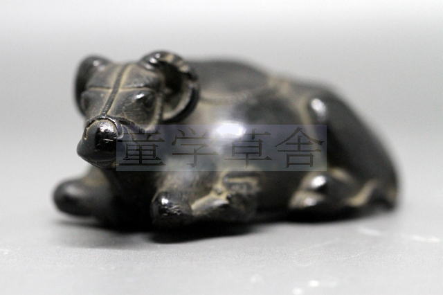 あかえびす堂 たなごころ 一虎 在銘 臥牛 根付