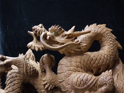大きな龍の彫刻