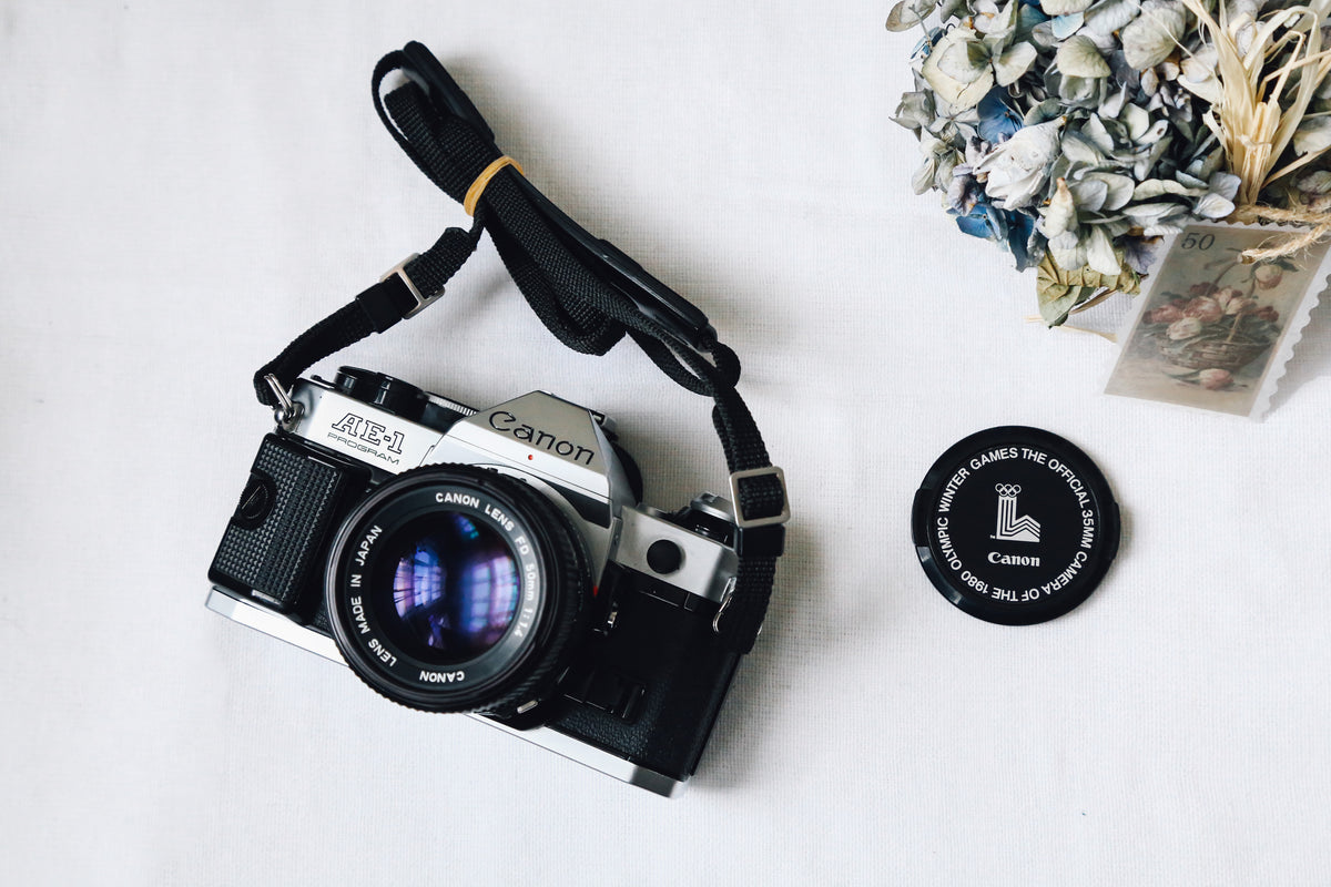 フィルムカメラ CANON AE-1 + 望遠レンズ + 付属品 極上品】キャノン