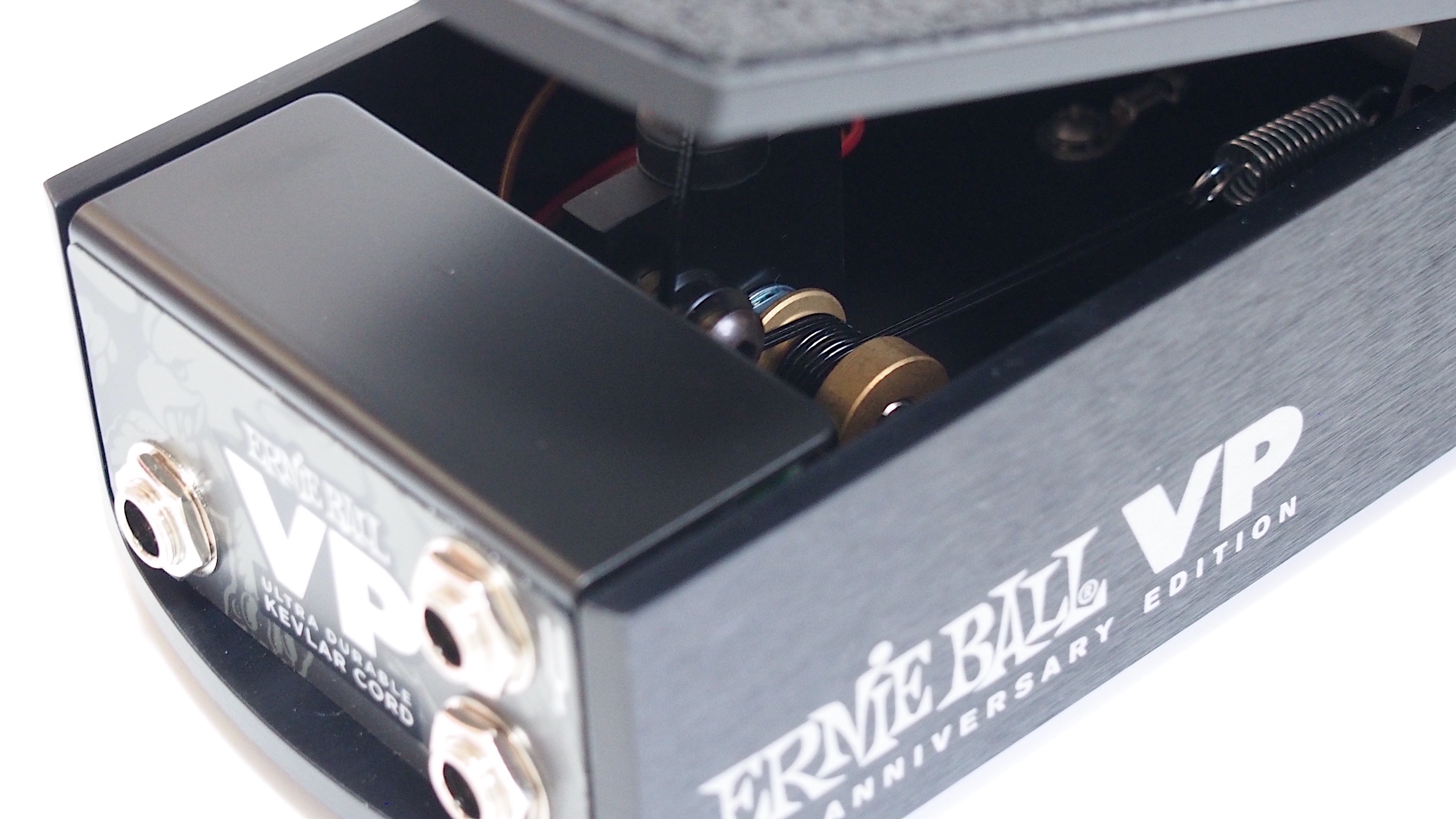 そこそこデカいけど超堅牢なアーニーボール・ボリュームペダル