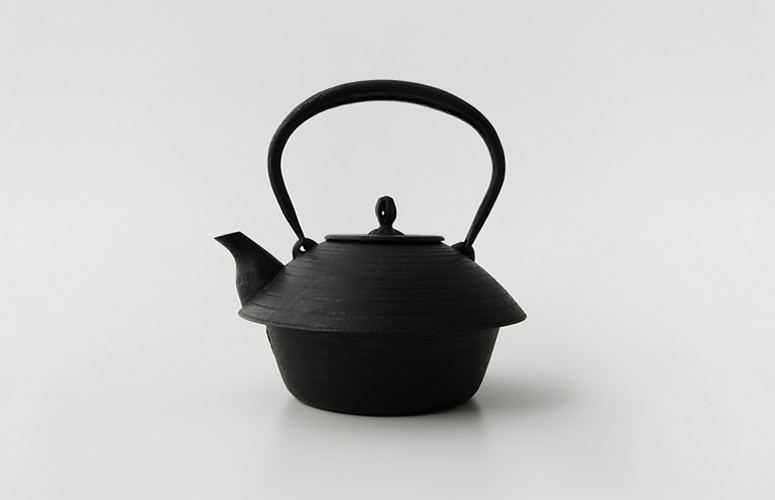 南部鉄器 鉄瓶 / 南部鉄瓶 / 釜定 / 東屋 あられ [ やかん 日本製 ih