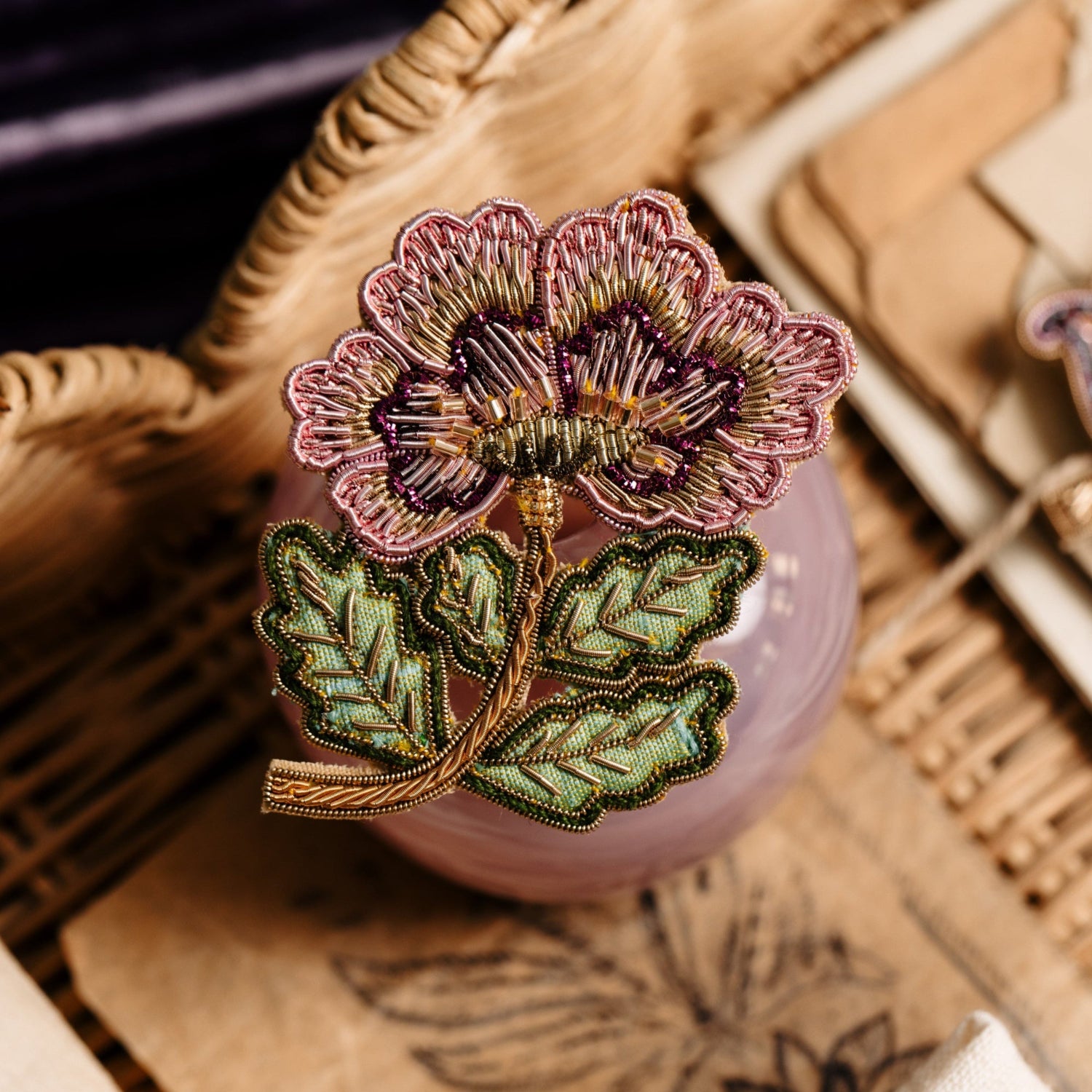 vintage brooch ❀ 彫り模様の美しい シックなお花 ブローチ