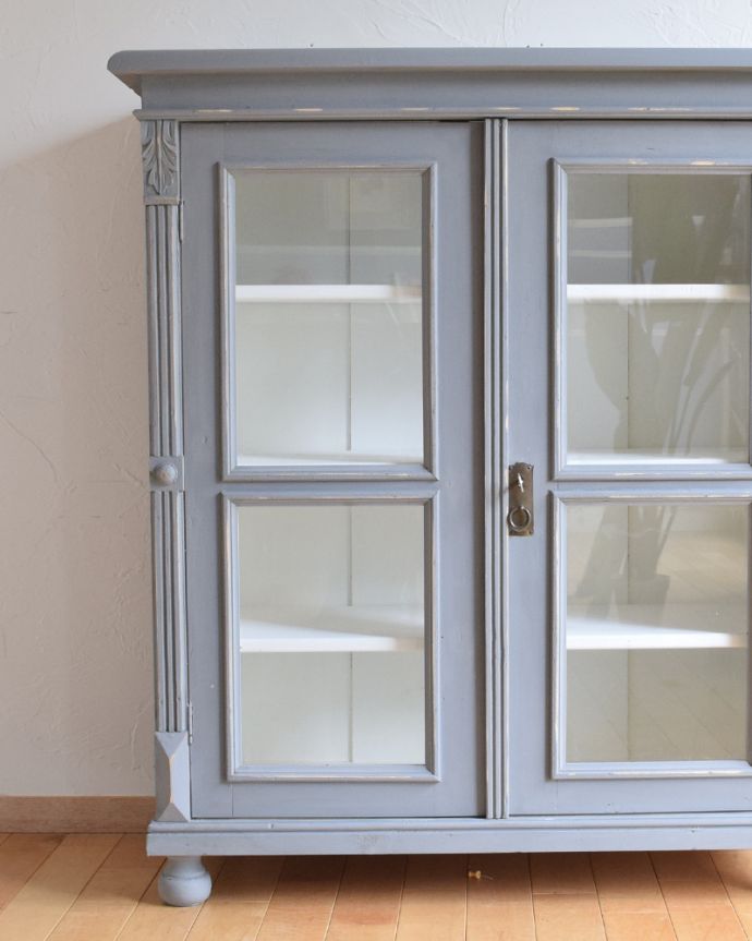 ガラス扉が素敵なキャビネット（グレー）、フランス輸入のアンティーク