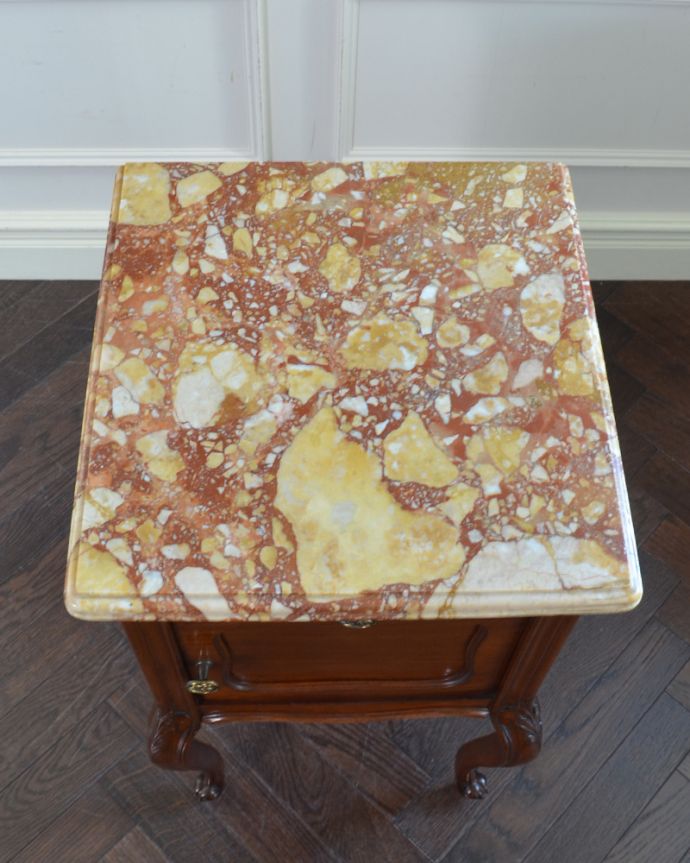 フランスのアンティーク家具、マーブル模様の大理石天板のナイト