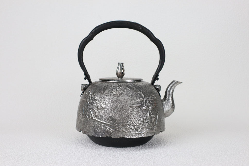 砂鉄鉄瓶 桜に小禽(小鳥)図紋鉄瓶