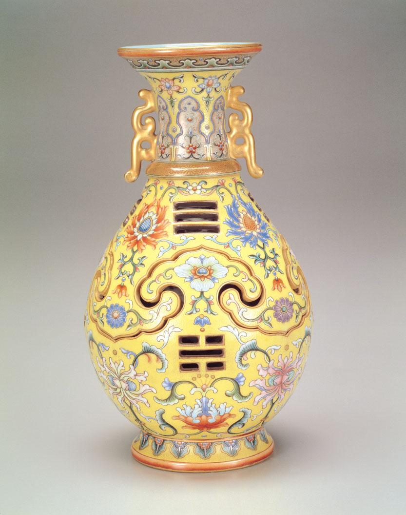 清乾隆窯黃釉粉彩八卦如意轉心套瓶