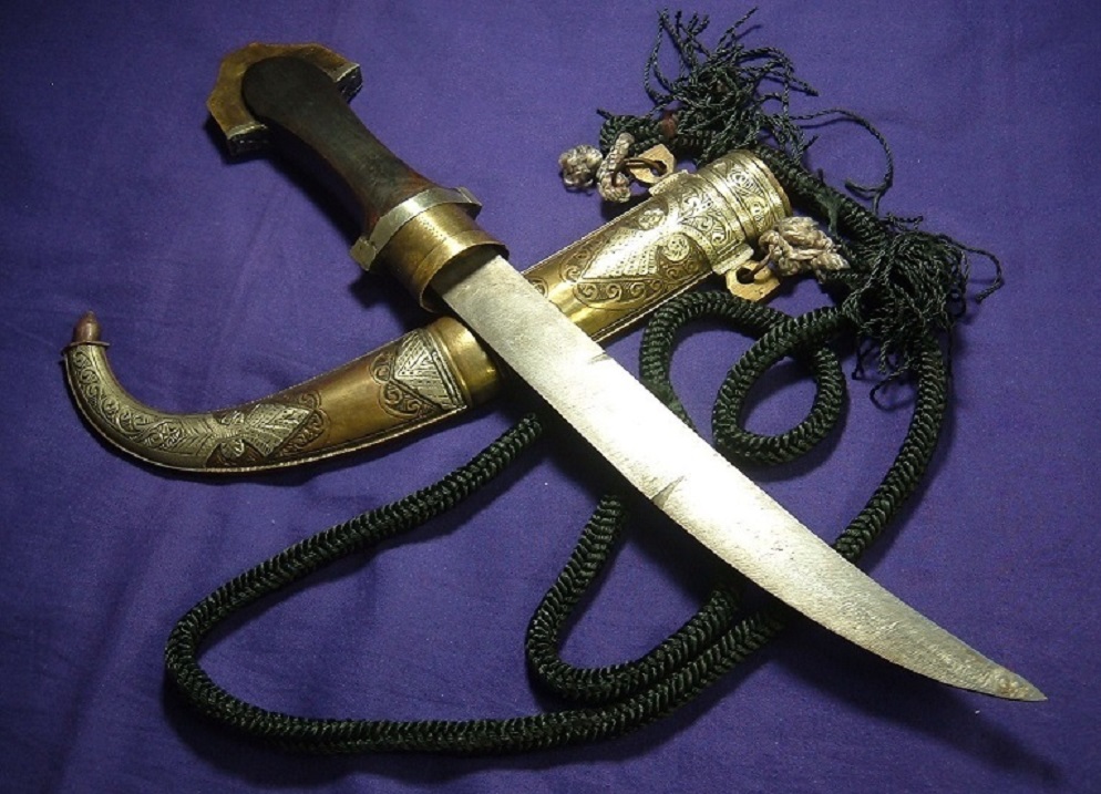 装飾的なフック状の刀 ジャンビーヤ ナイフ - Wikipedia