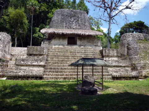 ティカル1号神殿石作り模型 高さ10cm、横7cm ティカル1号神殿石作り