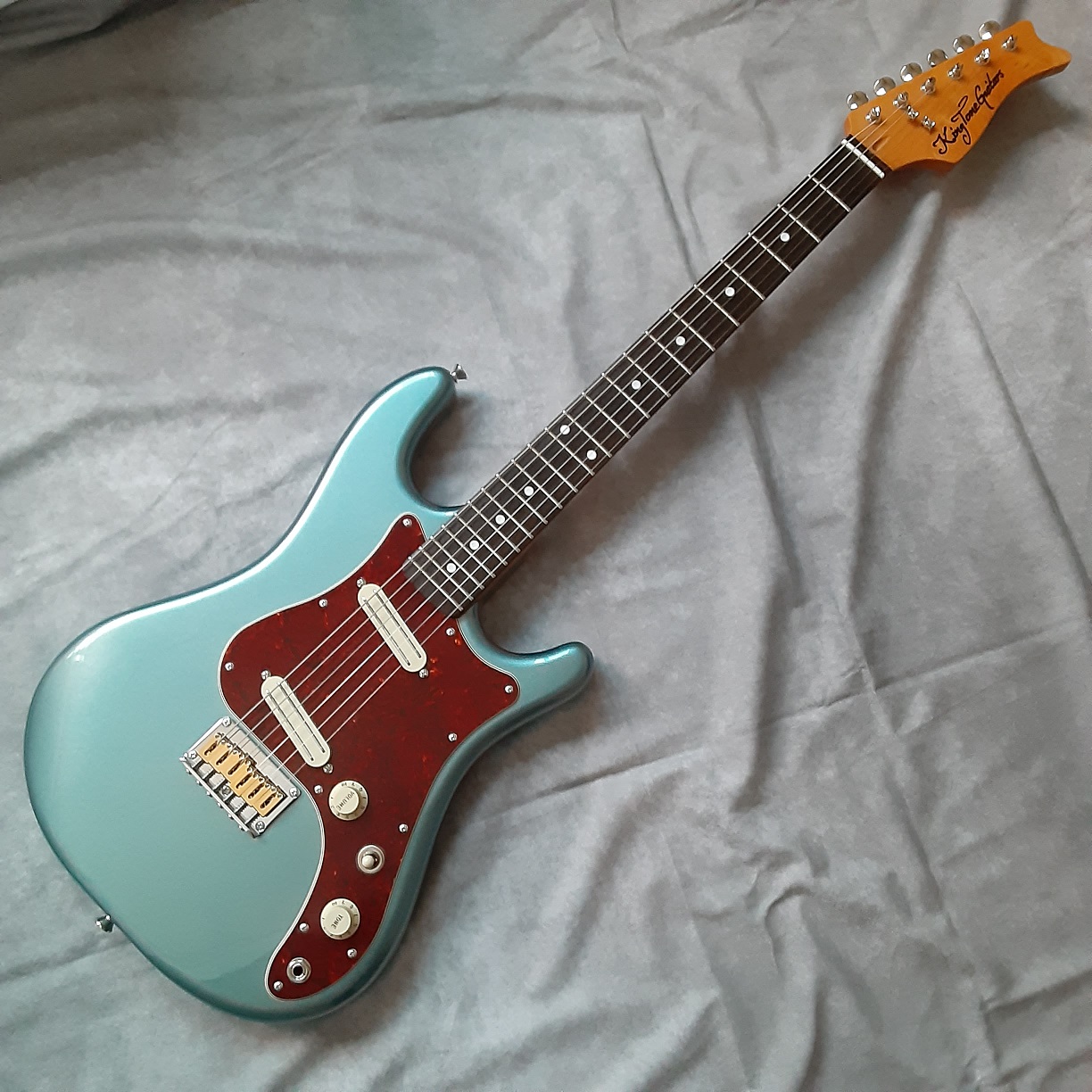 国産ショートスケールギター ストラトキャスター×ムスタングタイプ