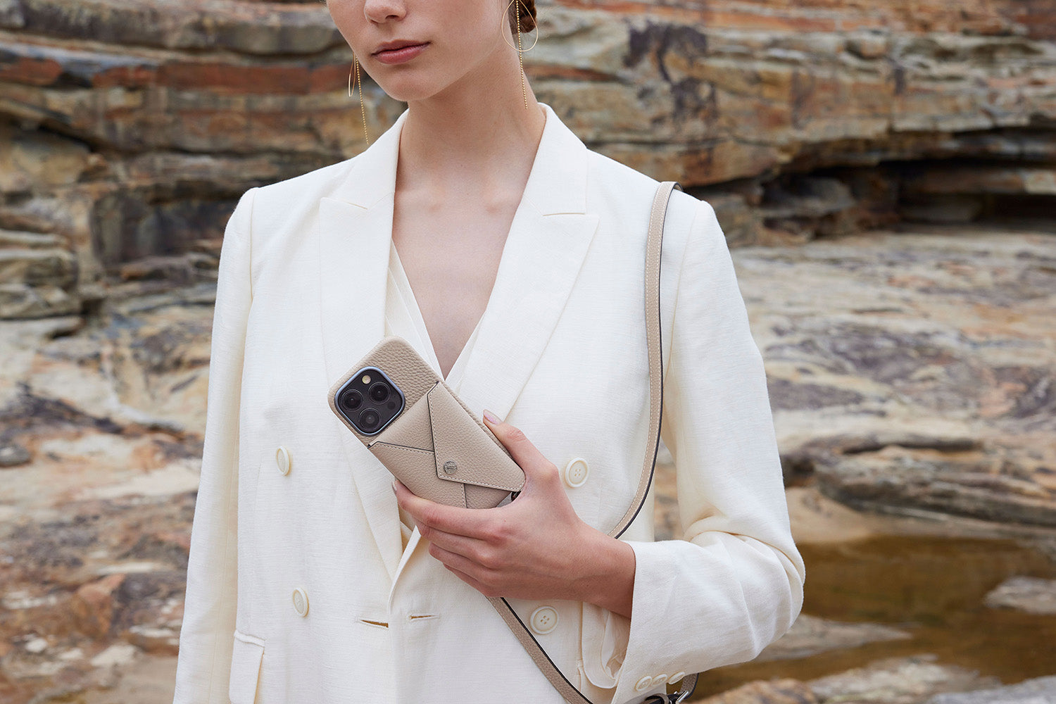 上質なレザーのショルダーストラップ対応 iPhone / スマホケース