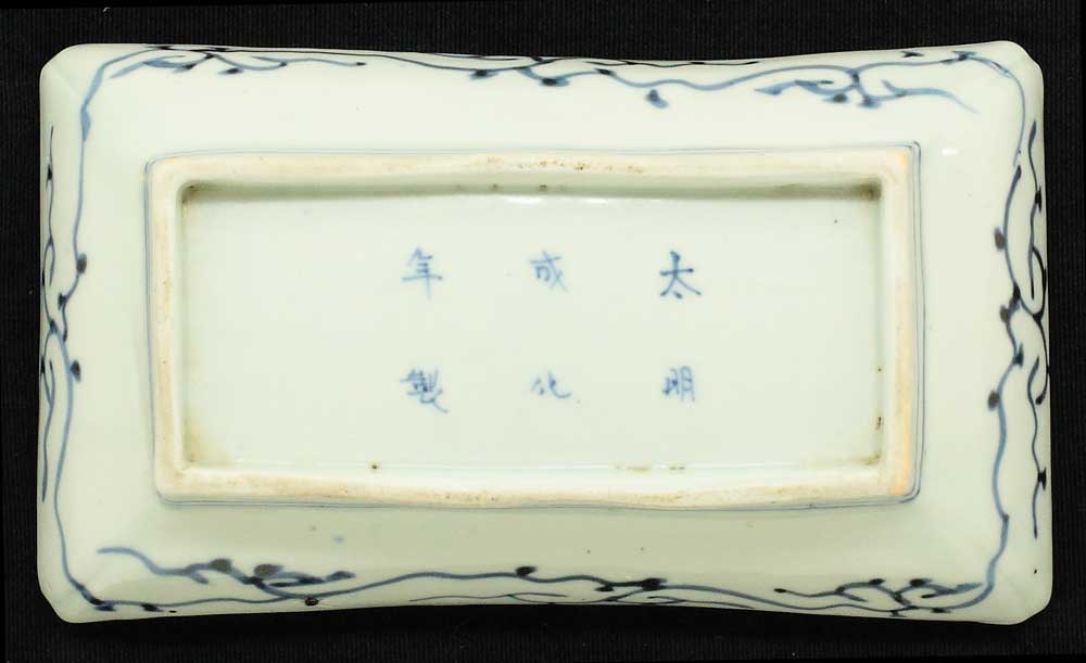 古伊万里の染付たこ唐草見込松竹梅文長皿 – 黒金の舎