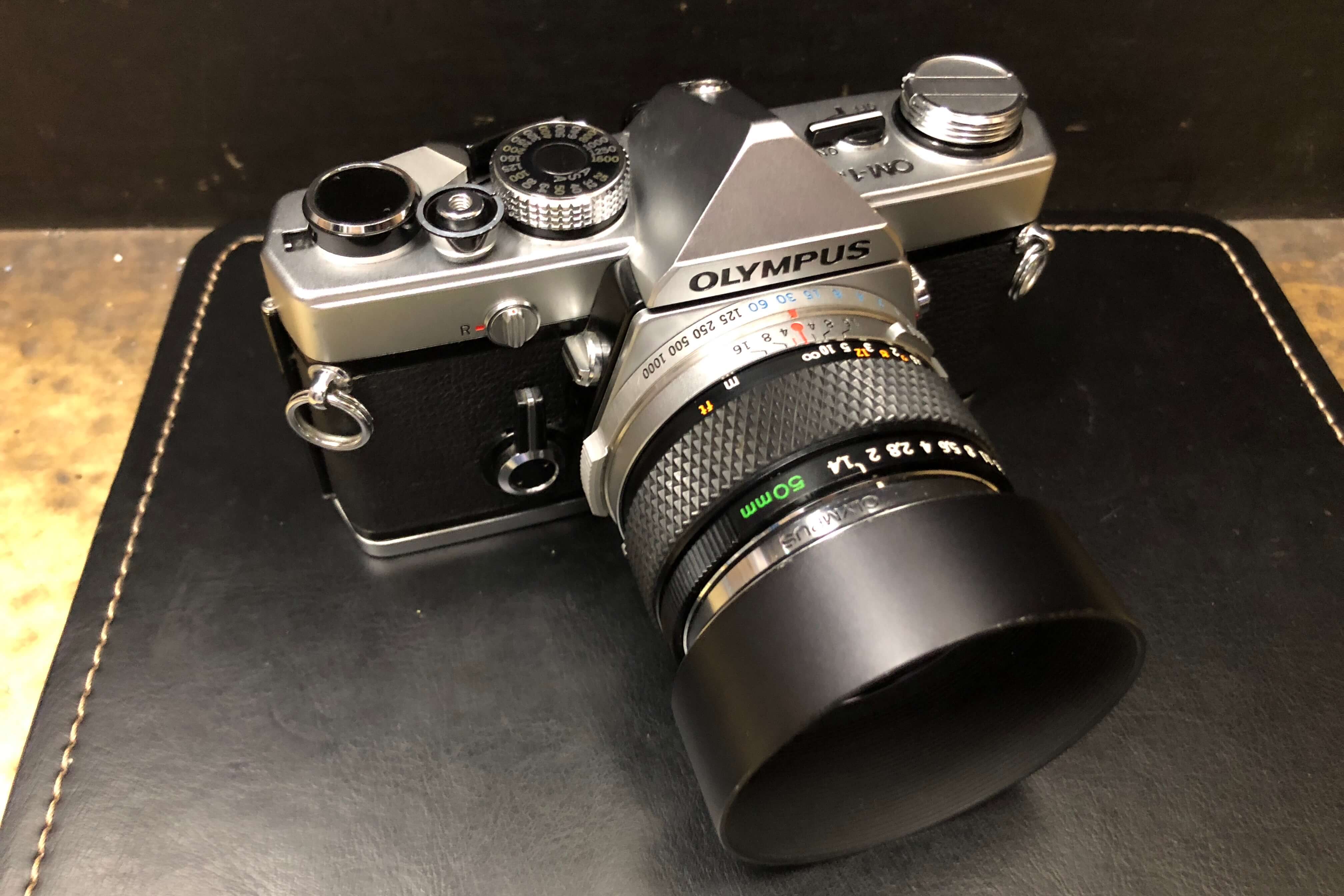 小さなボディにギュッと詰まった精密機械の美しさ。オリンパスOM-1Nは