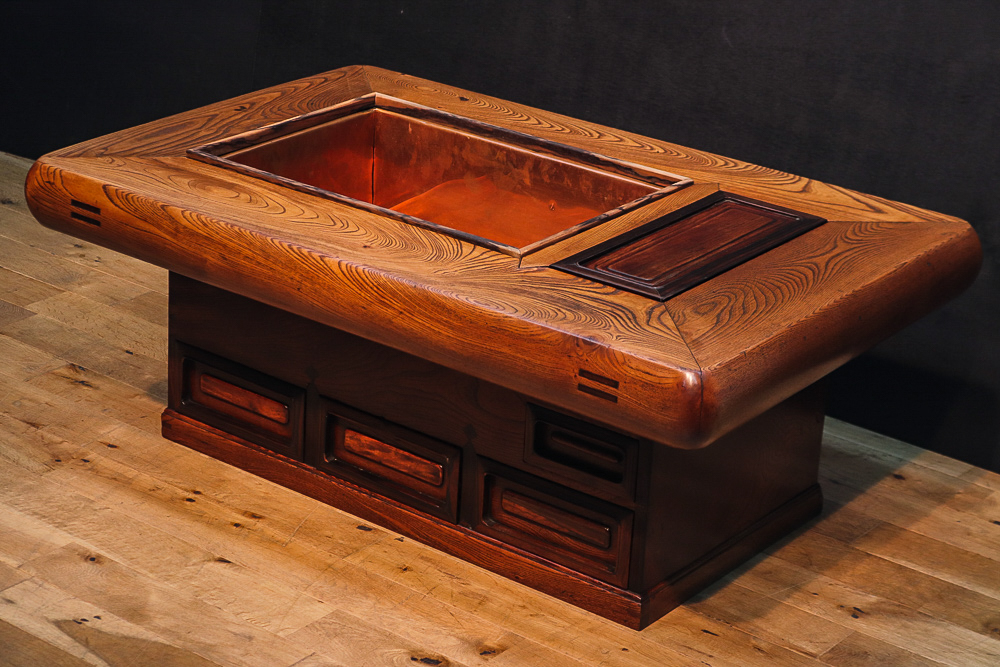 お取り置き中】火鉢のついたテーブル／箱火鉢