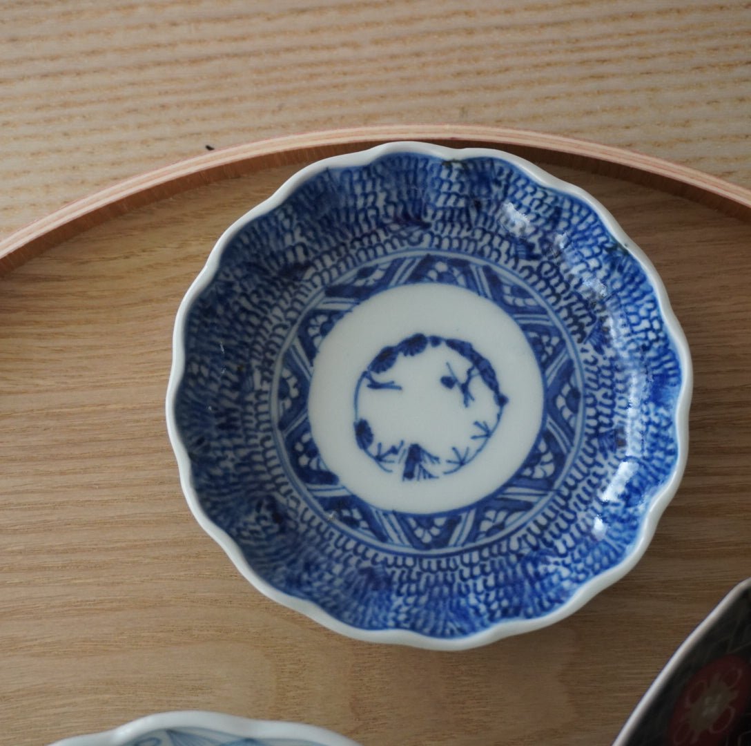 微塵唐草が輪郭をなぞる古伊万里小皿 – Kotto Shop