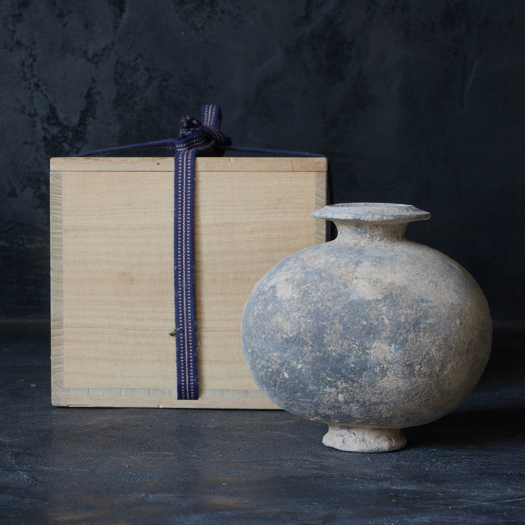 彩陶黑陶（扁壶）带木盒（汉代, 公元前206年–公元220年） |