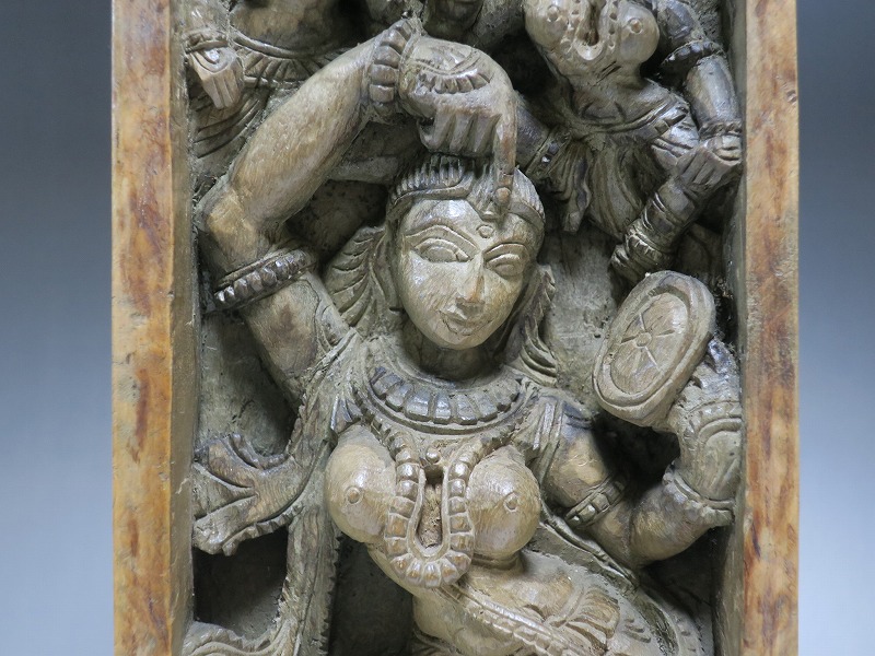 仙遊洞 木彫 インド 踊る女性 レリーフ