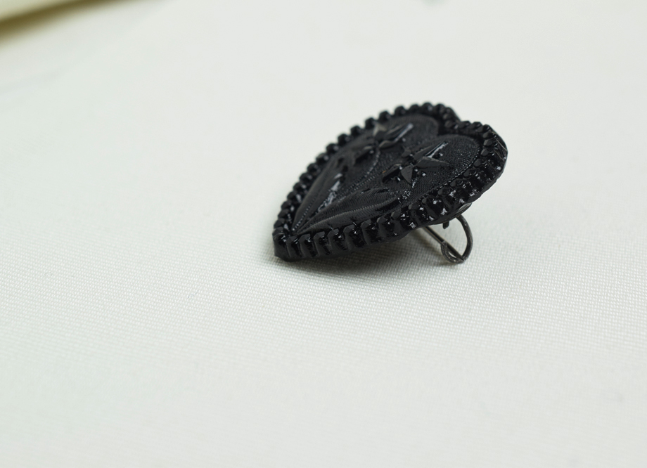 アンティークジェット 黒いハート型チャーム付きブローチ アンティーク