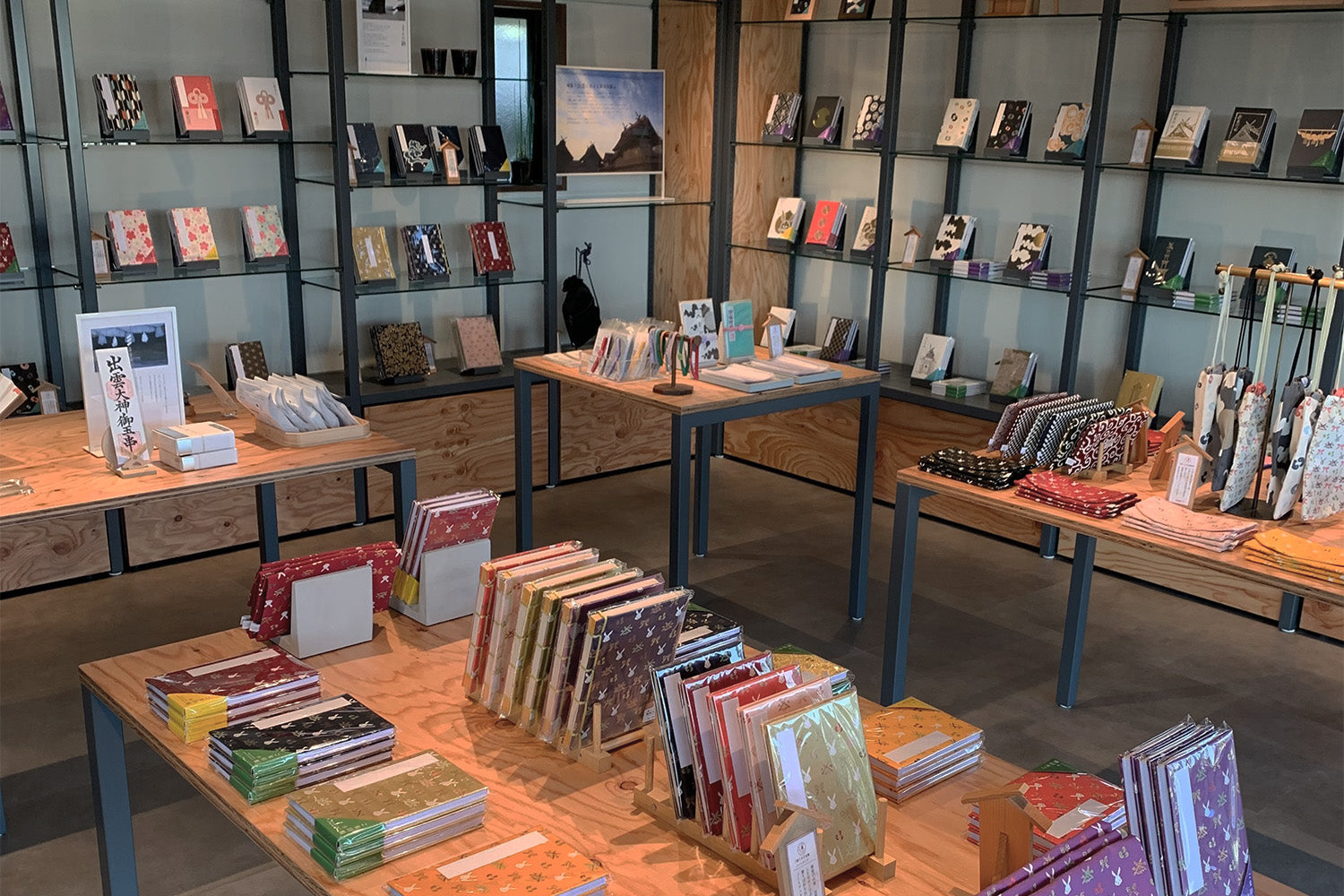 魅力的な店舗ディスプレイと什器の選び方｜おしゃれな什器の企画・製造