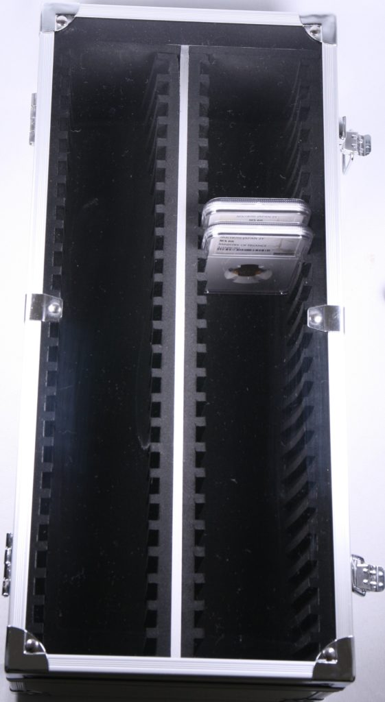 ☆スラブコイン収納アルミケース スラブコインを50点収納可能 斜め上