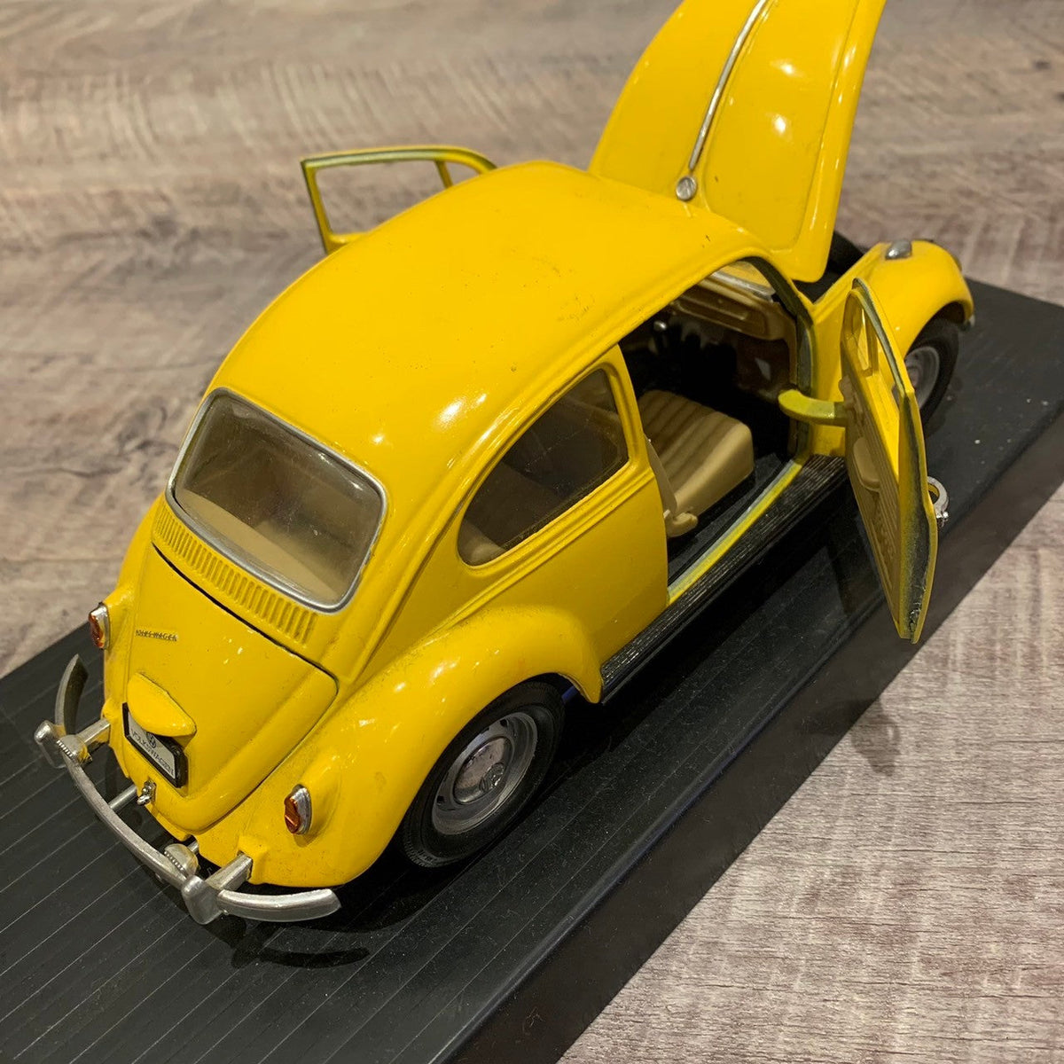 ダイキャストカー【ROAD LEGENDS 1/18】フォルクスワーゲン ビートル