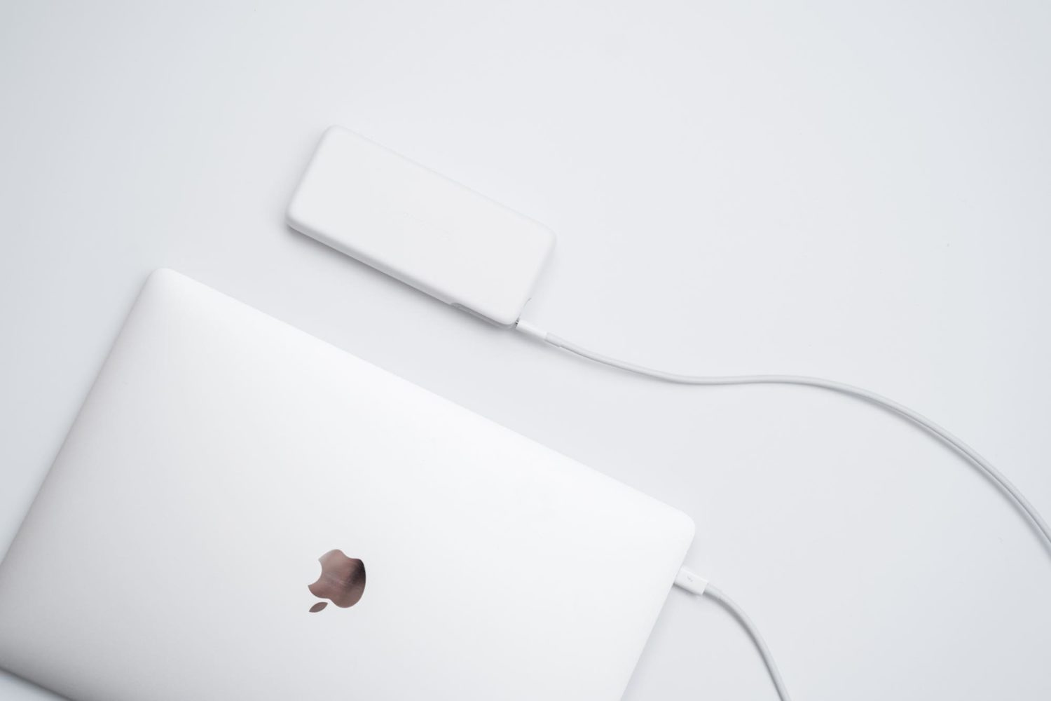 15インチMacBook Proも充電できる（個人的に）最高のモバイルバッテリー