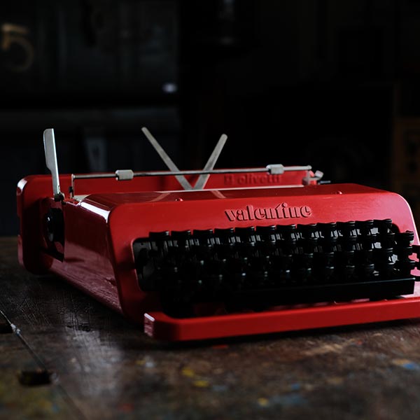 オリベッティ バレンタイン(Olivetti valentine)タイプライター